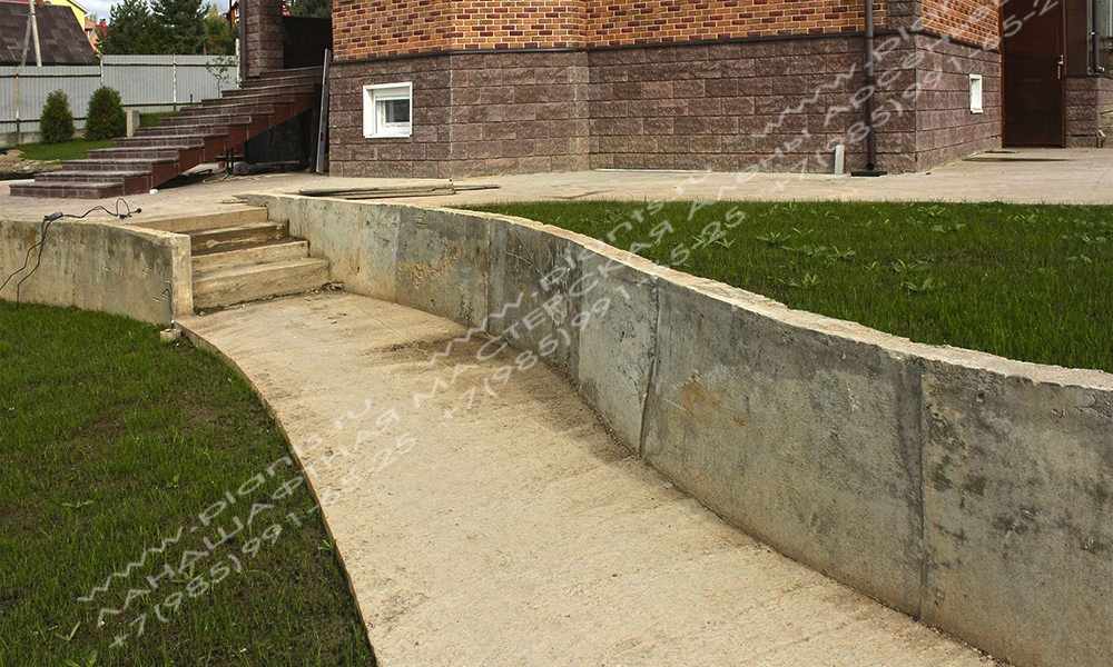 Подпорная стенка и садовая дорожка из бетона пока без облицовки